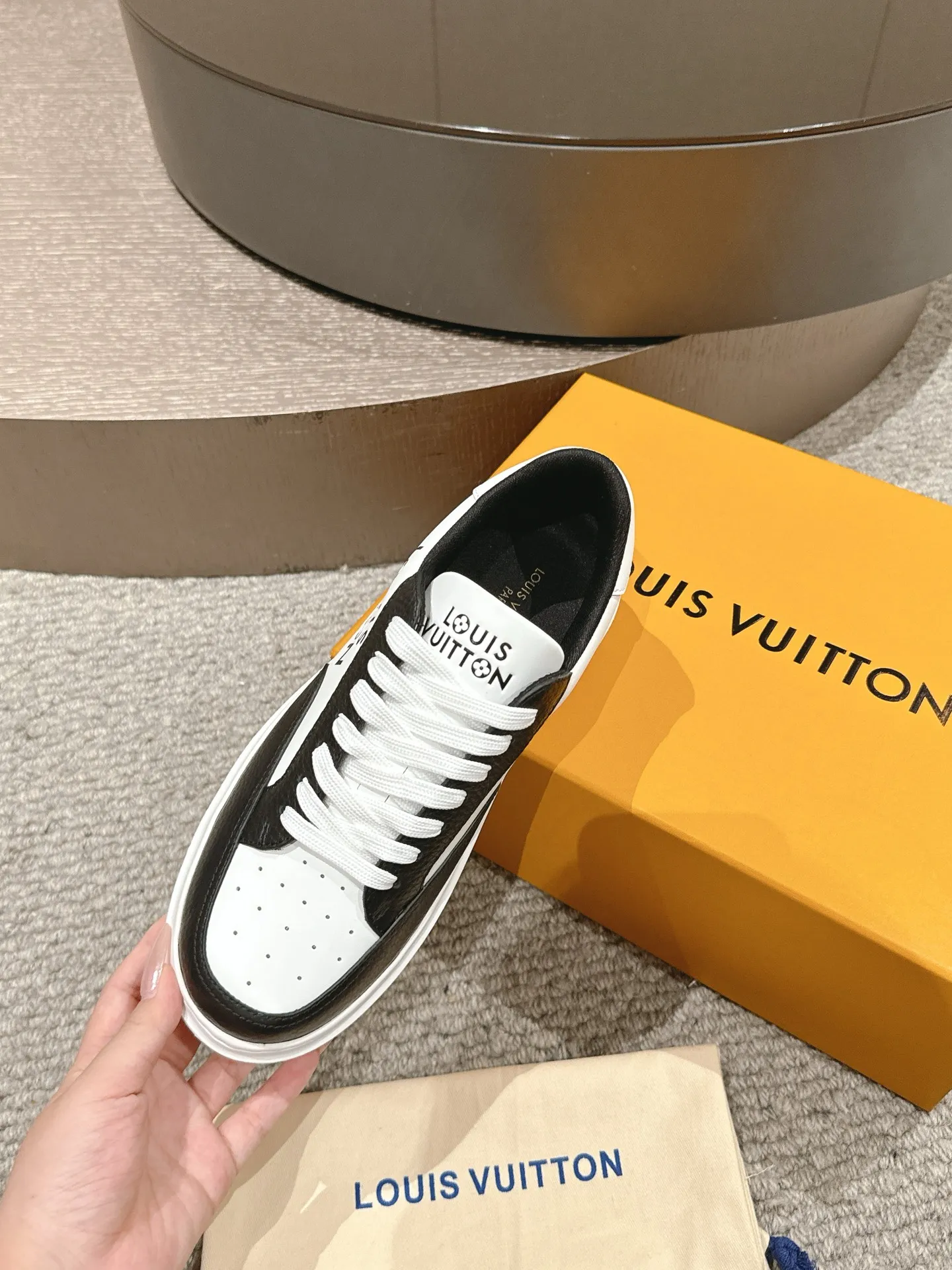 👟👟Ex-factory price 680👟👟 LV25 new style white shoes, best-selling model in the counter window, very three-dimensional and beautiful! Personalized printing, three-dimensional printed cowhide fabric...cowhide feet...original 4cm thick sole...Logo hot stamping, matching packaging, code number: 37-44 (45 customized, non-refundable)